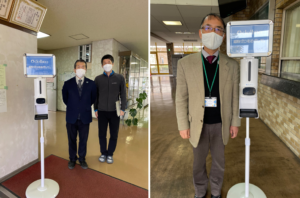 大阪府立堺西高等学校、伯太高等学校の両校校長先生と当社寄贈の検温消毒スタンド