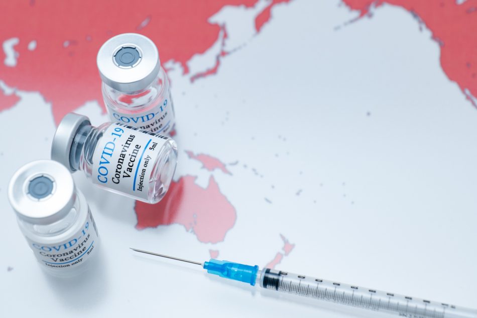 新型コロナウイルスによるパンデミックの中、世界中でワクチン開発が行なわれているイメージ画像です