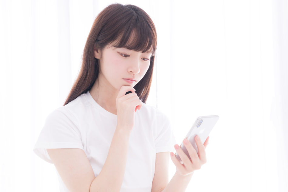 菌とウイルスの違いを検索している若い女性